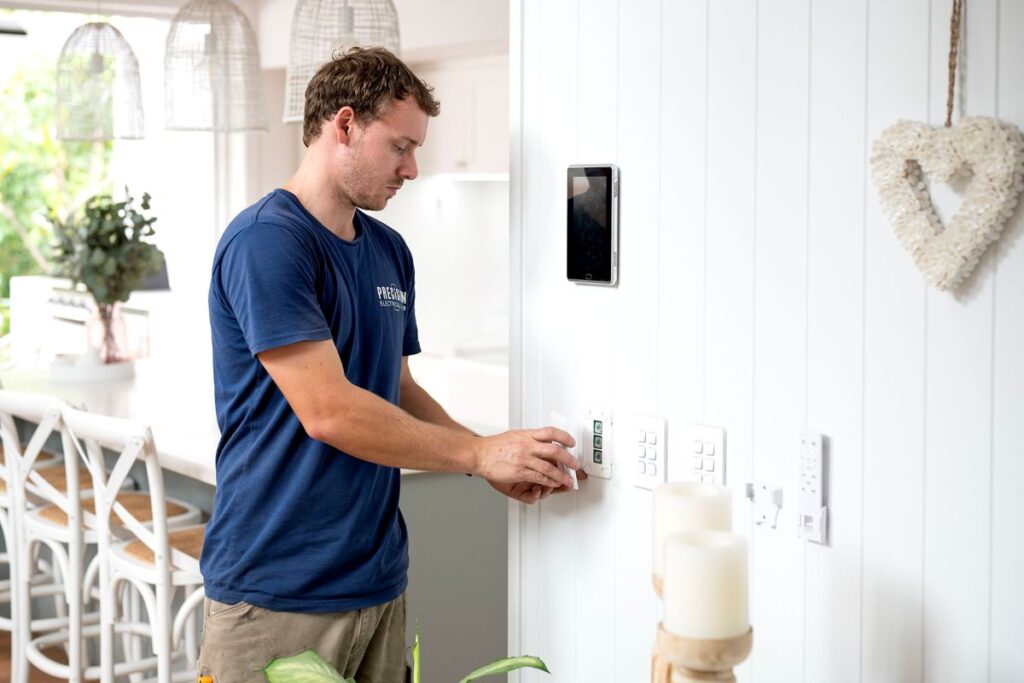 Brisbane electricians working on power points